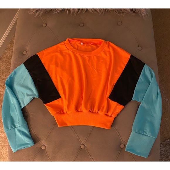 Crop Top Sweatshirt - Picture 2 of 6